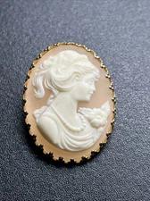 Vintage Resin Ivory Cameo Scarf Clip MCM Gold Tone 1.5”