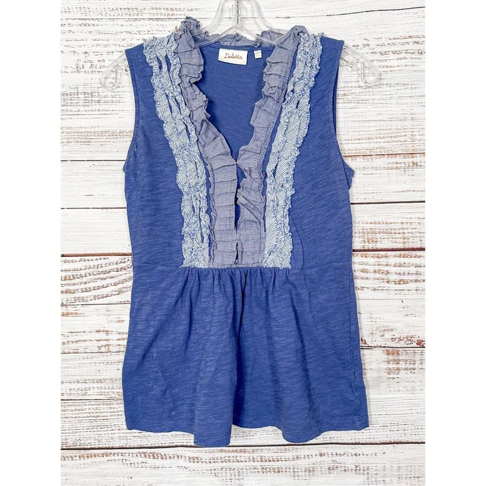 Regata Feminina Deletta Algodão Sem Mangas Babado Frente Decote V Azul Cinza Pequena - Imagem 2 de 4