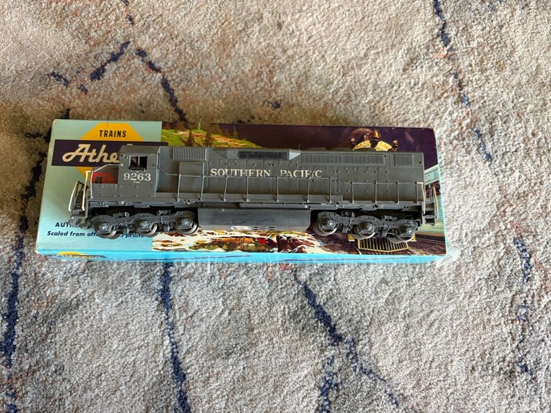 Athearn HO Scale Southern Pacific 9263 Locomotive with Original Box