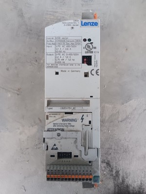 Lenze D-31855 8200 Vector Id. No: 13015726 Input 3/PE AC 400.500V 9.5A/7.2 A 