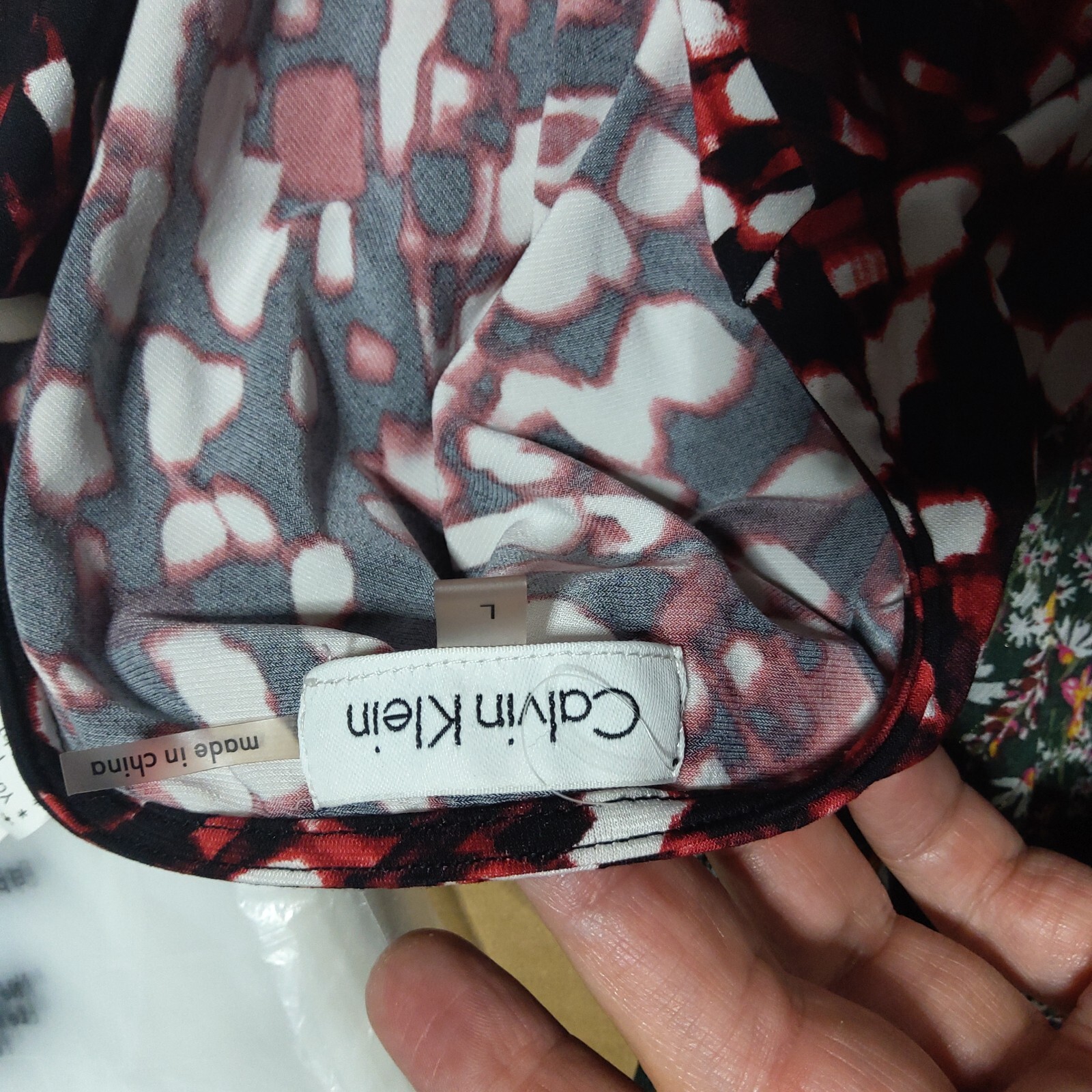 CALVIN KLEIN LARGE PATTERNED BLOUSE - image 7