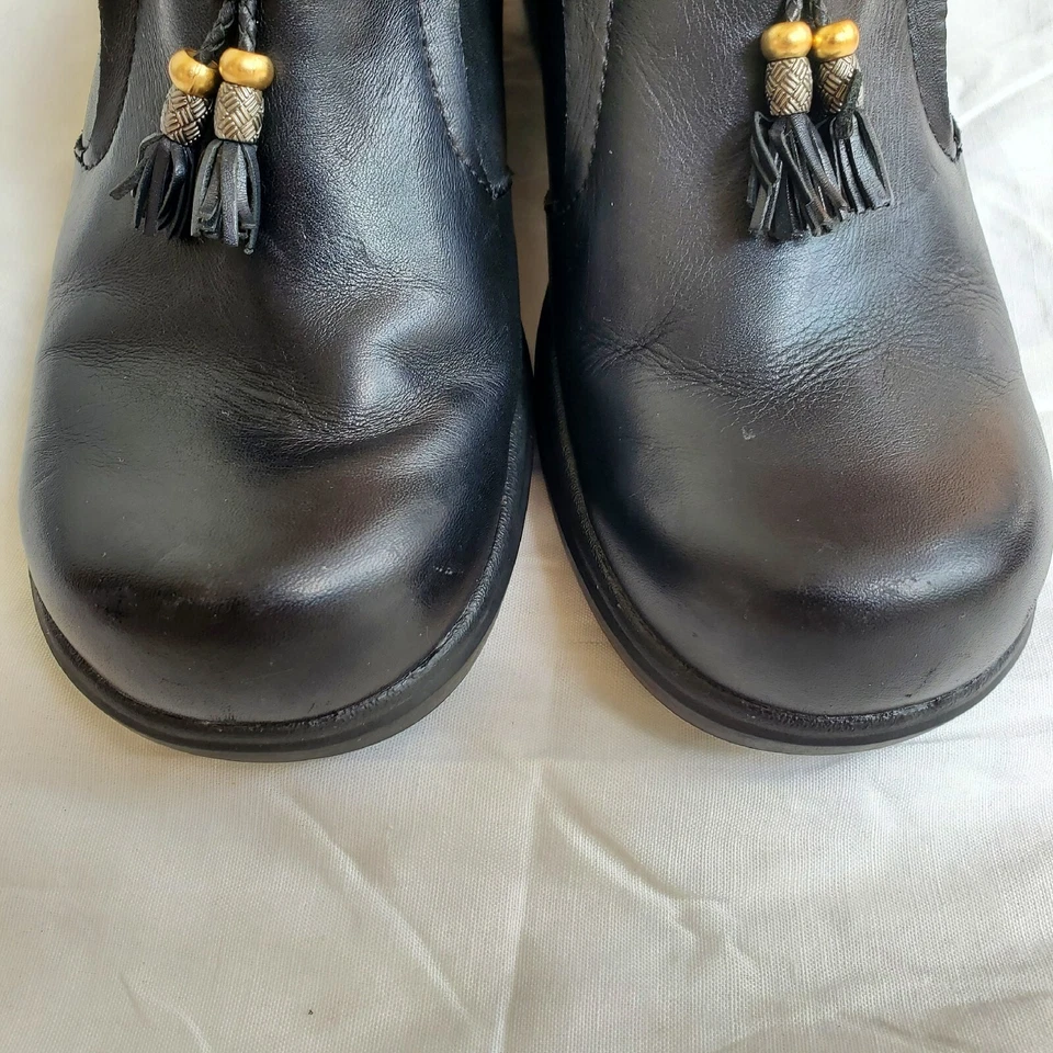 Tamancos femininos ARIAT Mendocino Mule 8,5B borla couro preto 93891 - Imagem 4 de 4