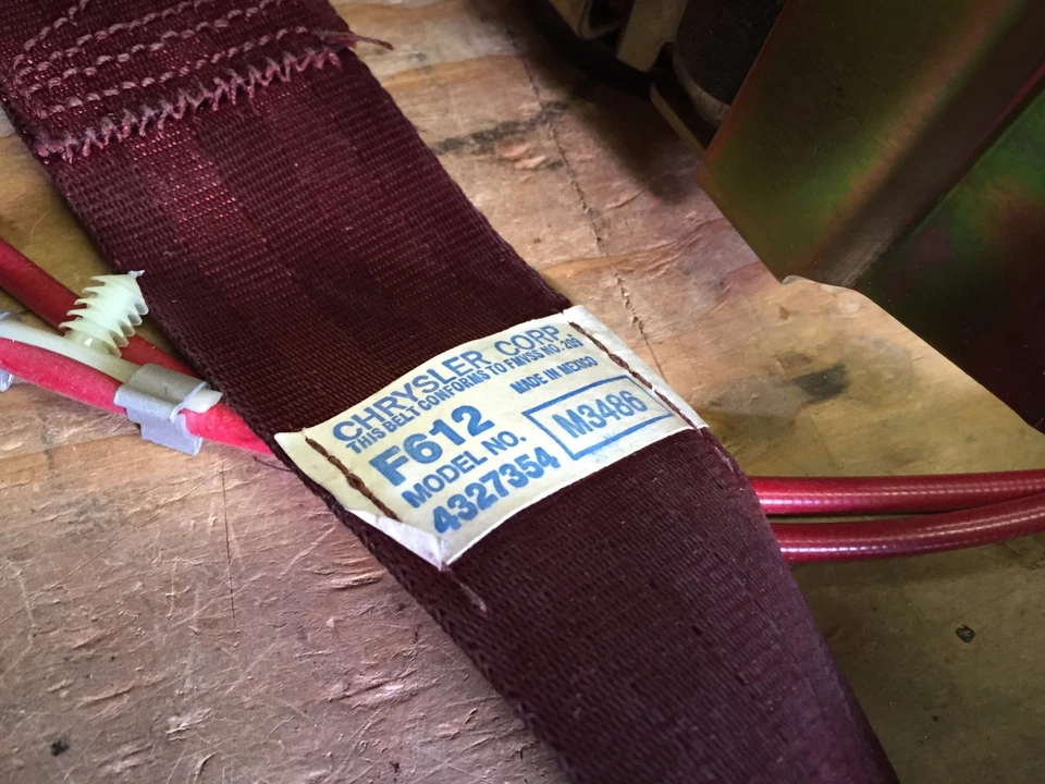 Dodge Charger 1987 como nuevo Mopar conjunto de cinturón de seguridad de hombro (rojo) modelo # 4327354 Foto 2 de 2