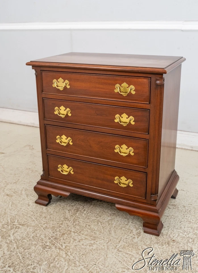 70644: Par de mesitas de noche HENKEL HARRIS modelo 116 cereza 4 cajones Foto 3 de 4