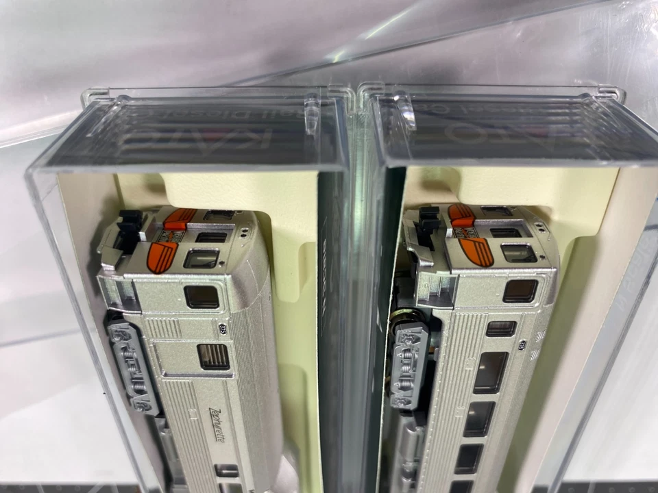 Kato N scale Rail Diesel Car Set of two RDC-2 Western Pacific 'Zephyrette' - Image 2 of 2