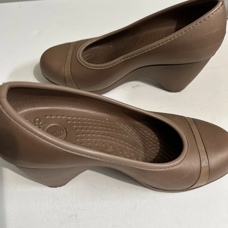 Zapatos de salón Crocs Lena sin cordones de cuña marrón tostado para mujer talla 9 Foto 4 de 4