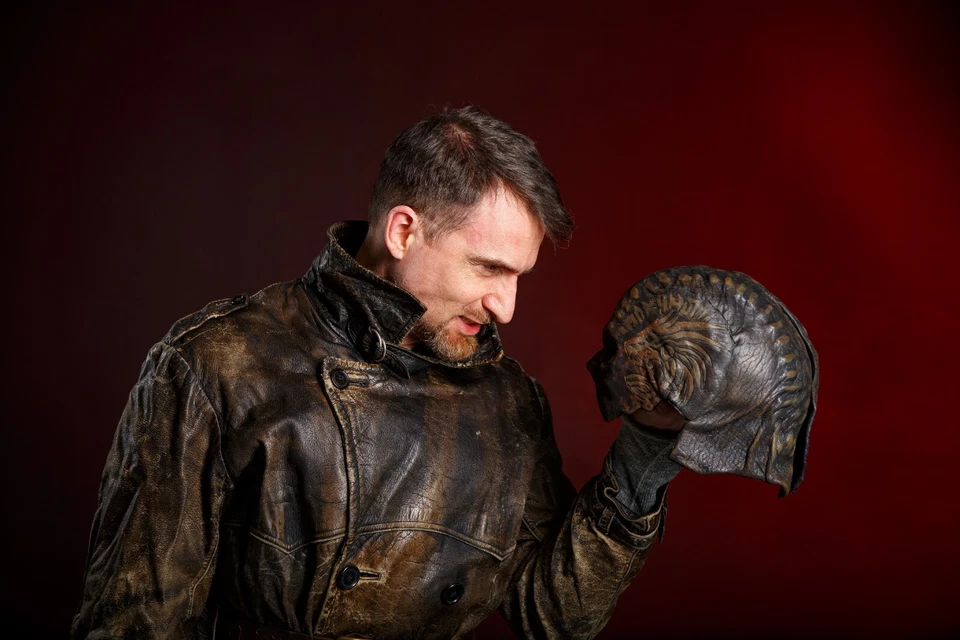 Casco de cuero marrón negro "Jormungandr", imágenes de dragones, runas vikingas estilizadas Foto 4 de 4