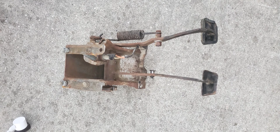 67 68 69 70 71 72 CHEVROLET GMC BIG C40 C50 C60 EMBRAGUE FRENO PEDAL MONTAJE OE Foto 3 de 4