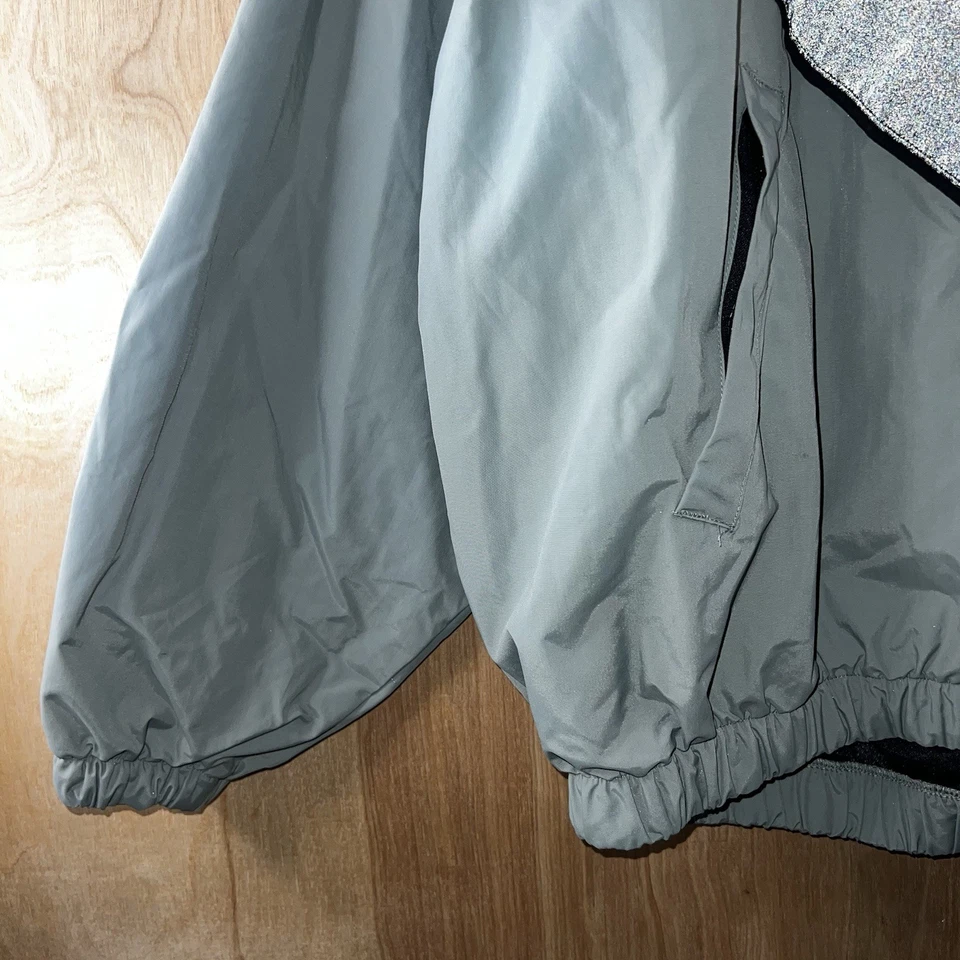 ВИНТАЖНЫЙ США АРМИЯ IPFU ОТРАЖАЮЩИЙ ЛОГОТИП ТРЕНИРОВОЧНАЯ КУРТКА СЕРЫЙ РАЗМЕР БОЛЬШОЙ КОРОТКИЙ НОВЫЙ - Изображение 3 из 4