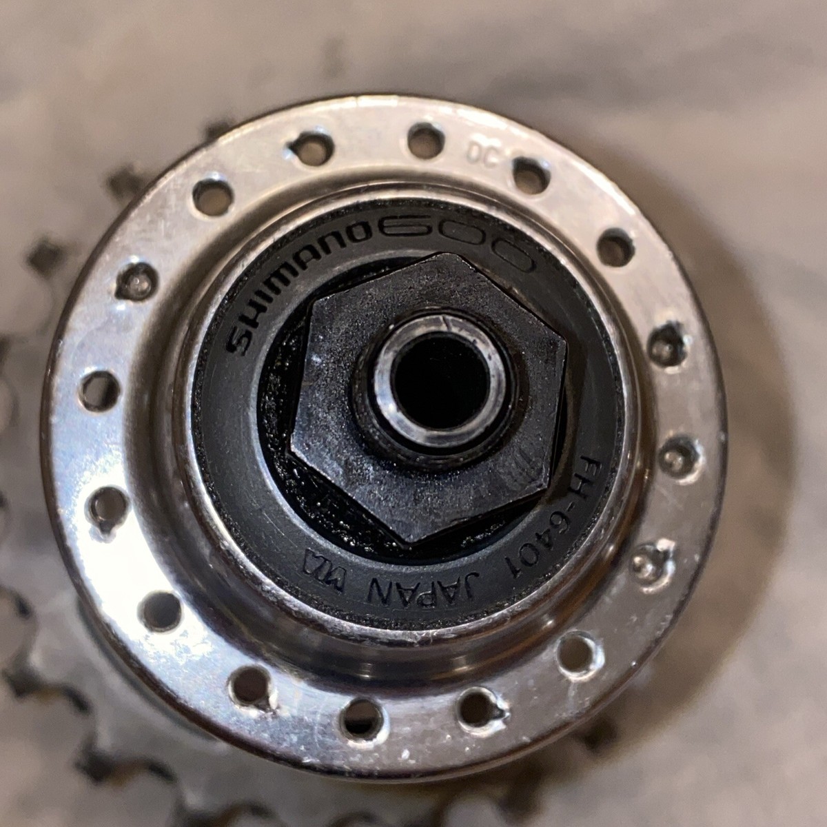 【ハブ】新品・未使用　SHIMANO 600 FH-6401 Shimano 600 FH-6401 130mm Rear Hub 32H + Cassette 7-Speed Silver