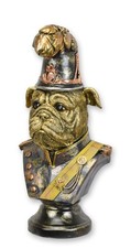 Una statuetta in resina raffigurante un bulldog francese vestito da poliziotto r