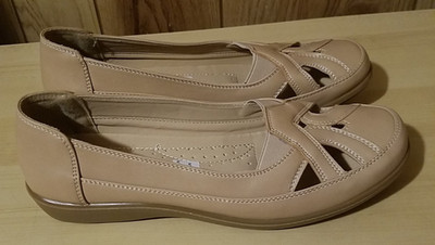 XTRA-FLEX WOMAN'S SIZE 9 WIDE TAN FLAT SHOE WITH CUT OUT DESIGN  NWOT