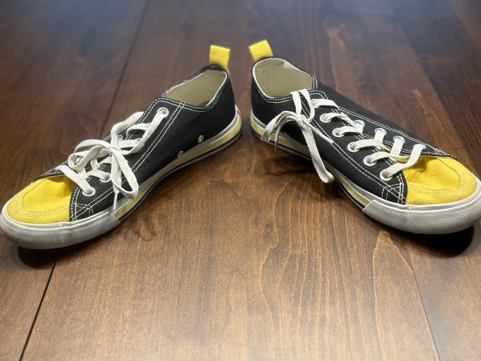 Iowa Hawkeyes Vintage Women’s Shoes, Size 9 - Image 2 of 4