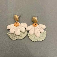 Daisy dangle earrings