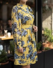 Robe Zara Floral jaune moutarde tissus fluide style soie