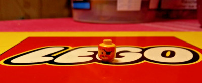 Lego 3626px80 Minifigur, Kopf Standard Grinsen mit roten unordentlichen Haaren, Schnurrbart und