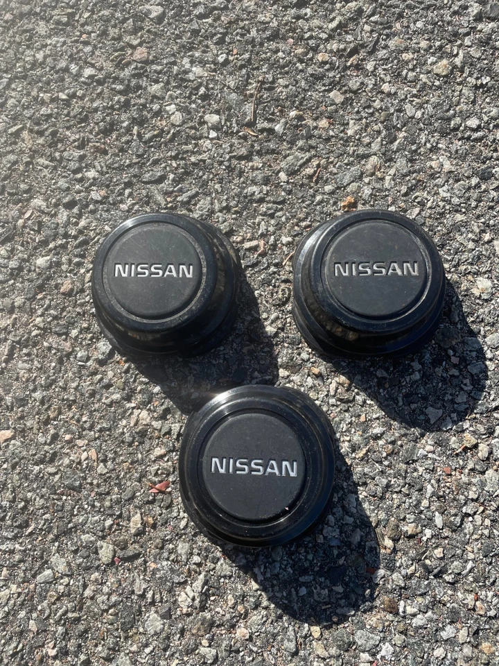 Tapacubos centrales negros Nissan Sentra 1982 a 1985 de fábrica Foto 2 de 4