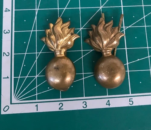 A Pair British Army WWI /WW2 Royal Artillery Collar Badges M2757