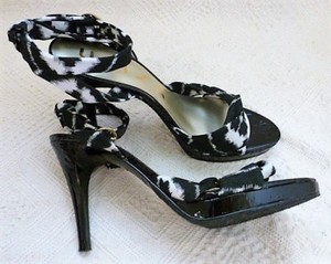 Unisa UNDOMOKO Black & White Summer Party Sexy Heels Shoes Open Toe Women 8.5 M