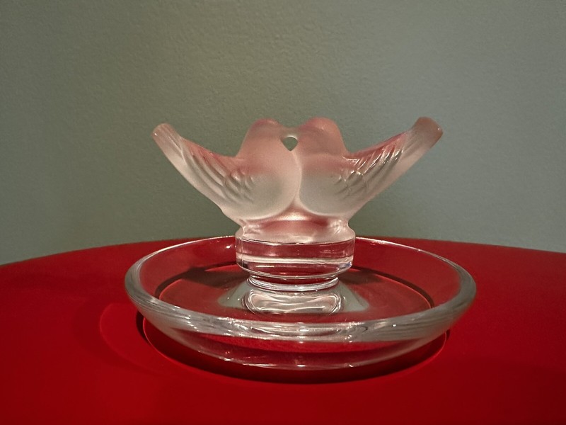 VINTAGE LALIQUE SIGNED CRYSTAL FRANCE FROSTED LOVE BIRDS KISSING RING HOLDER