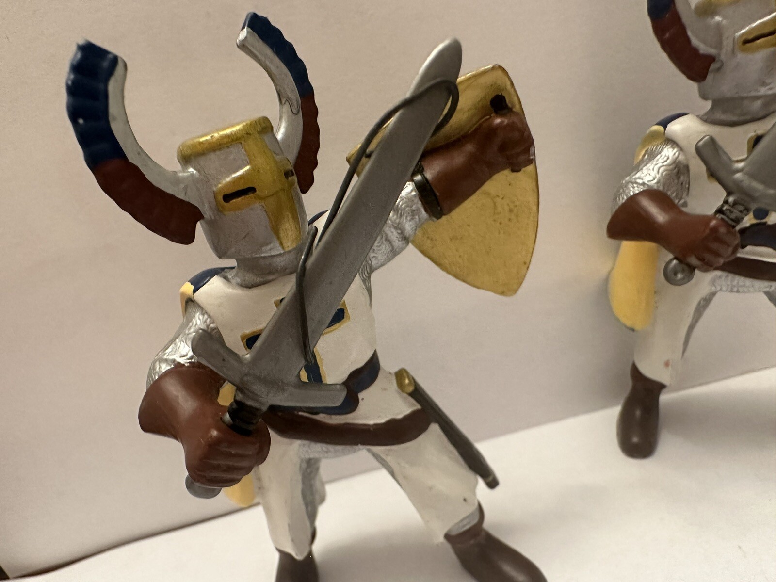 1999 Papo Knight RED & WHITE CRUSADER SOLDIER w/Sword Medieval 3.5" Figures