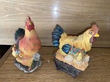 Lote De Colección De 2 - Gallina De Pie Con Pollitos Y Gallina Puesta 6”x5”x3” Resina Muy Colorida