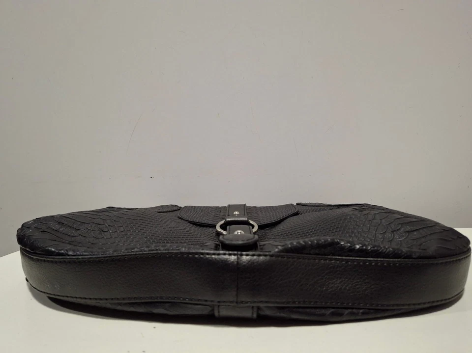 Bolsa Hobo Feminina Charlie Lapson Preta Tamanho Médio Couro Estampada em Pele de Cobra - Imagem 4 de 4