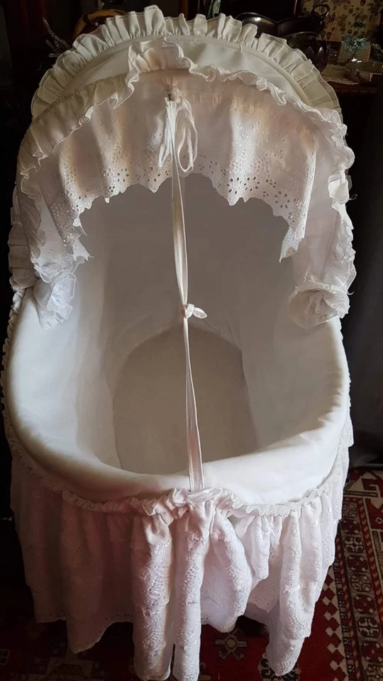 Culla con struttura in vimini e  rivestimento in pizzo, con rotelline in ferro - Immagine 3 di 4