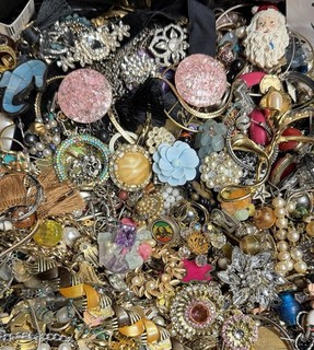 HUGE 22 POUNDS JEWELRY CRAFTING BROKEN PARTS BEADS REPAIR HARVEST SB30