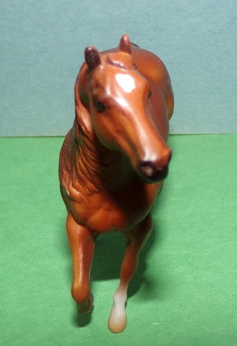BREYER STABLEMATES QUARTER HORSE CHESTNUT 2023 # 6952 - Picture 5 of 9