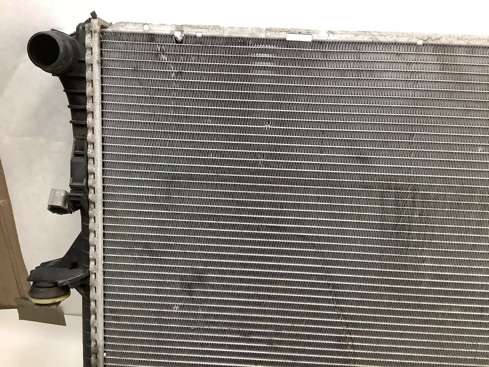 Volkswagen Touareg 2005 3,2 L motor V6 refrigerante radiador de refrigeración OEM+ Foto 2 de 4