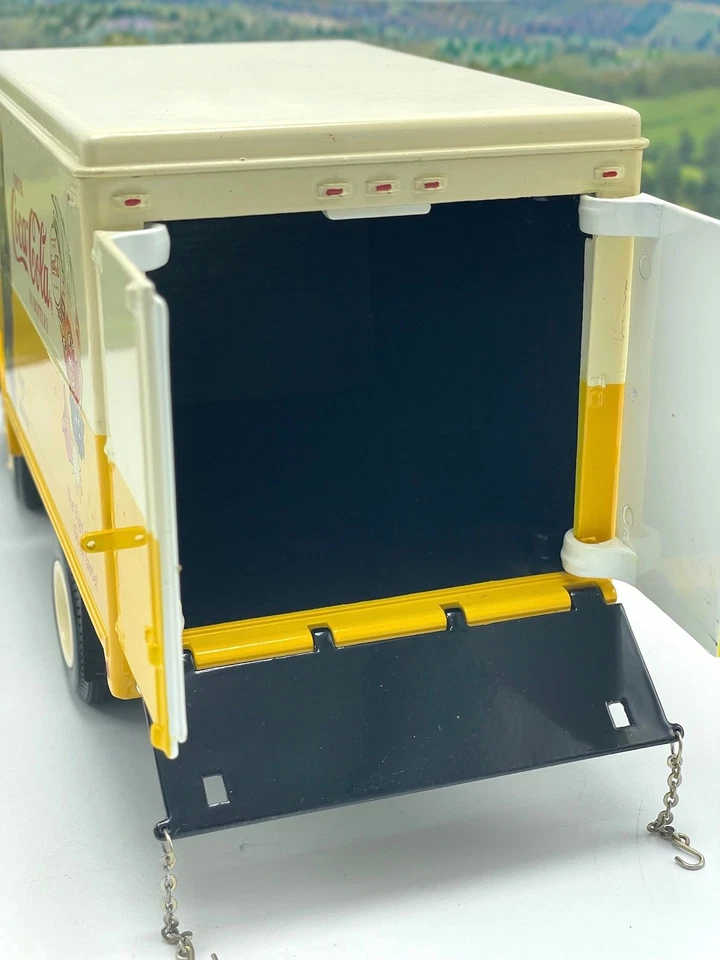 ERTL 1:25 1958 Ford C-800 Coca Cola Brand Delivery Truck Diecast 1998 Coke #H837 - Image 4 of 4