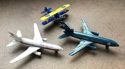 Spielflugzeuge: 2 Passagiermaschinen rd. 11 cm, 1 Doppeldecker rd. 6 cm