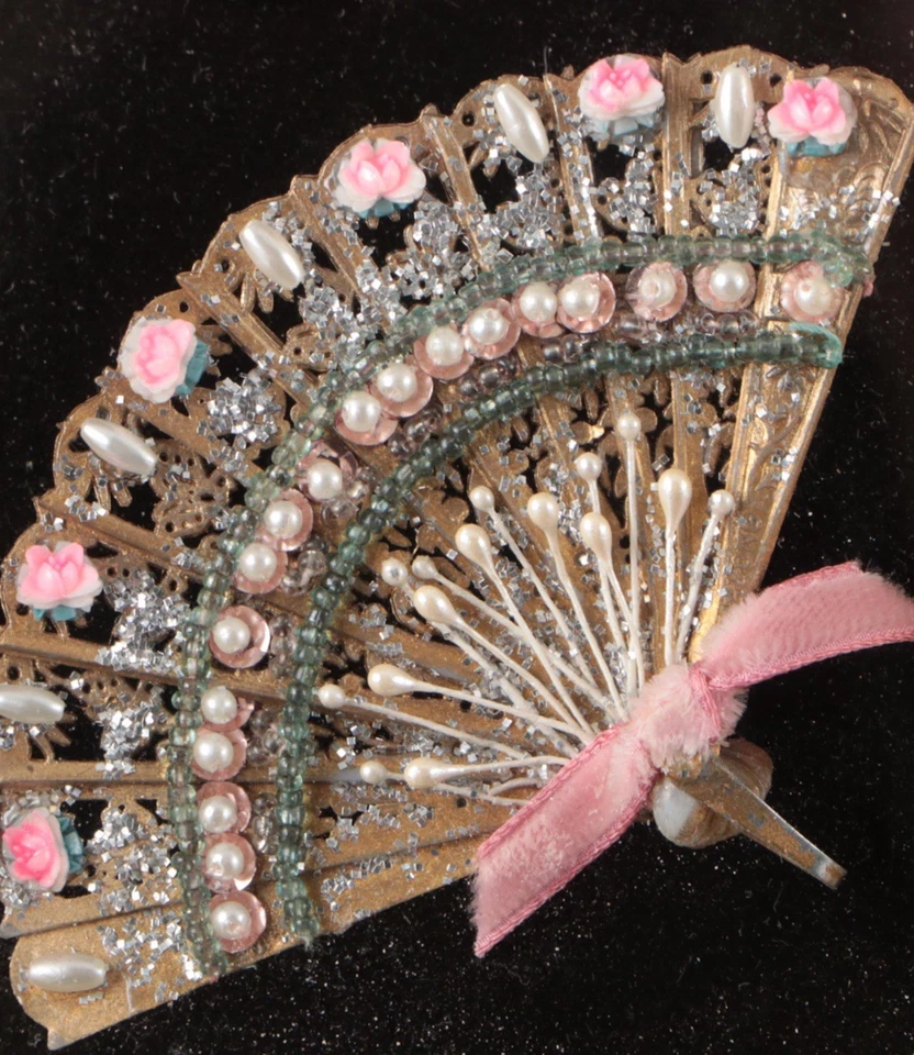 ANTIGUO ABANICO DE LATÓN MINIATURA VINTAGE CAJA SOMBRA DORADA PERLAS ENCAJE CINTA ROSA Foto 2 de 3