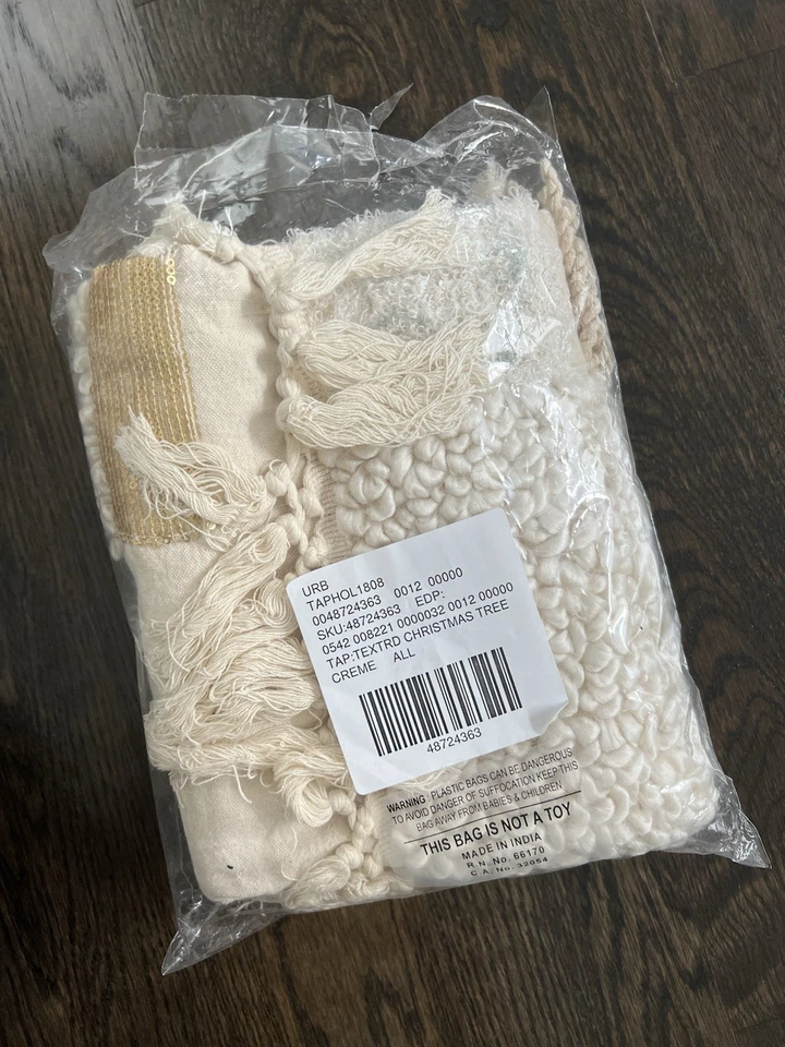 *NUEVO* Tapiz texturizado para árbol de Navidad Urban Outfitters Foto 2 de 4