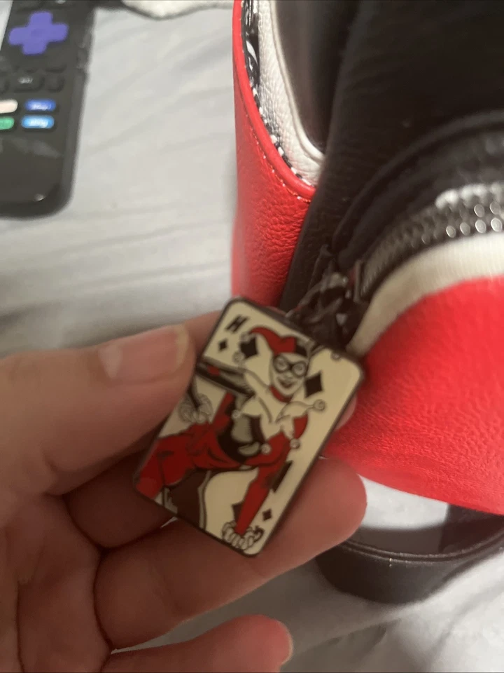 Mini Mochila Loungefly Harley Quinn DC Comics Vermelha Preta Branca - Imagem 2 de 4