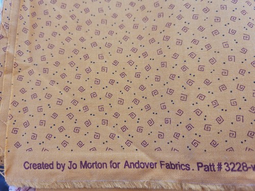 TESSUTO COTONE "PATT#3228 BY JO MORTON PER TESSUTI ANDOVER PICCOLO DISEGNO SU ORO - Foto 2 di 2