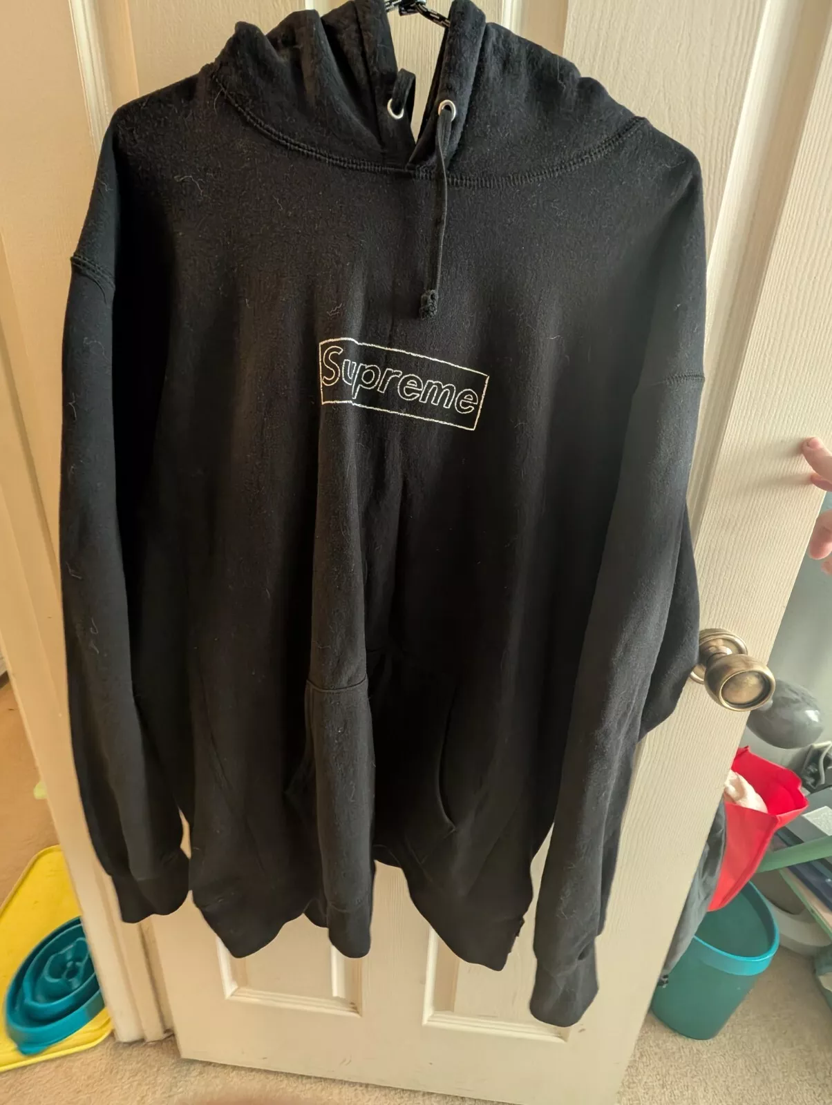 Sweat à capuche noir SS21 Supreme KAWS logo boîte craie taille L