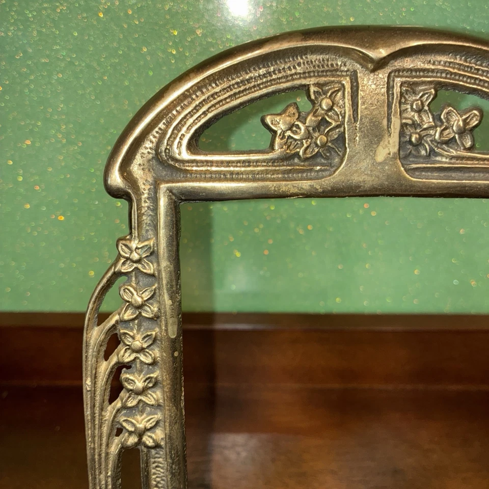 Marco/espejo antiguo Art Nouveau de hierro fundido de color latón con respaldo de caballete Foto 2 de 4