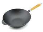 Gusseisen Wok-Pfanne MAESTRO 32 cm vor-eingebrannt mit Holzgriff RONNEBY BRUK