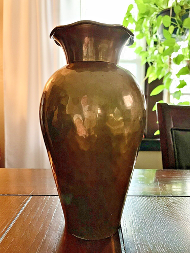 VINTAGE SOLID BRASS VASE HAMMERED w SCALLOPED RIM 8.5" PATINA - Picture 8 of 16