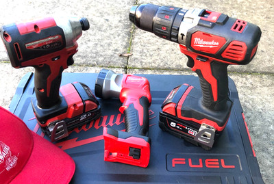 Milwaukee M18 Bohrhammer, Taschenlampe, Schlagschrauber, 2 Akkus, Ladegerät, Koffer