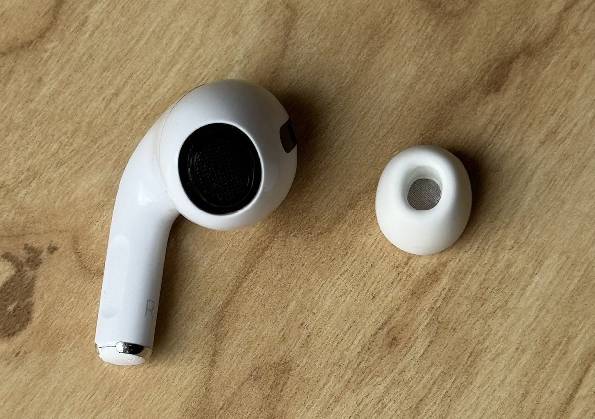 CRACKLES - AirPods PRO 1ST GEN - RIGHT SIDE EARBUD ONLY - OEM