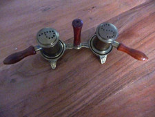 Ancien Serviteur  Poivrière et Salière laiton et bois ( ref 10 )