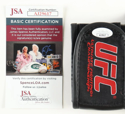 Valentina "Bullet" Shevchenko Signed UFC Glove (JSA) - Foto 3 di 3
