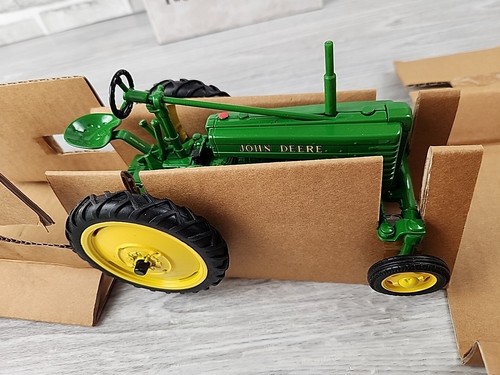 ERTL John Deere Model HNH Tractor 1999 Two-Cylinder Expo IX Wide Front End - Picture 4 of 13