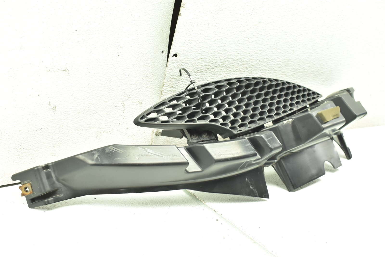 Mclaren 570s Tail Light Bracket Grill LH 13A6494CP