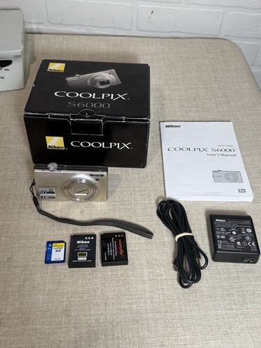 Appareil photo numérique 14,2 mégapixels argent Nikon COOLPIX S6000 | Fonctionne très bien !
