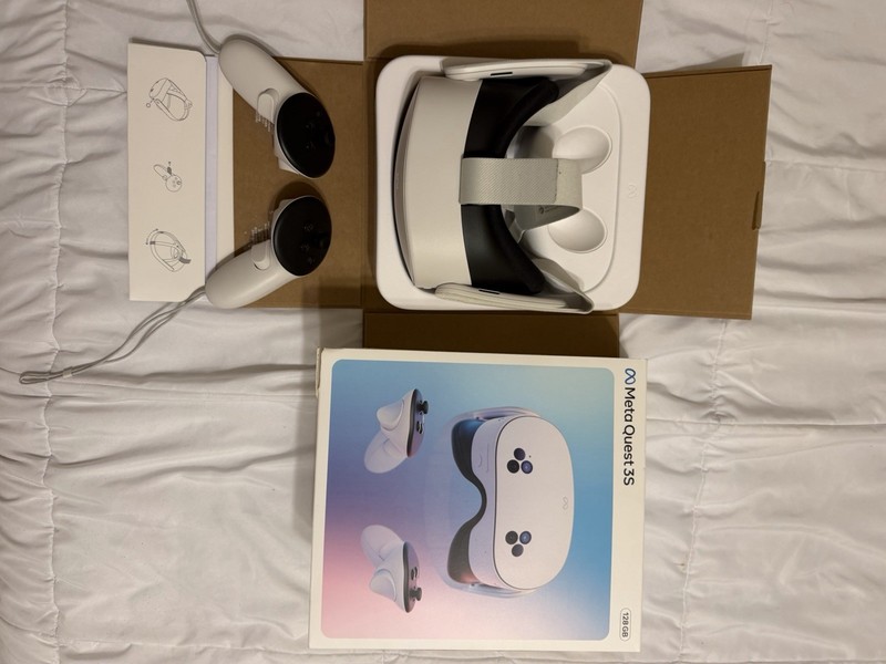 Meta Quest 3S 128GB VR Headset Complete in Box CIB Tested
