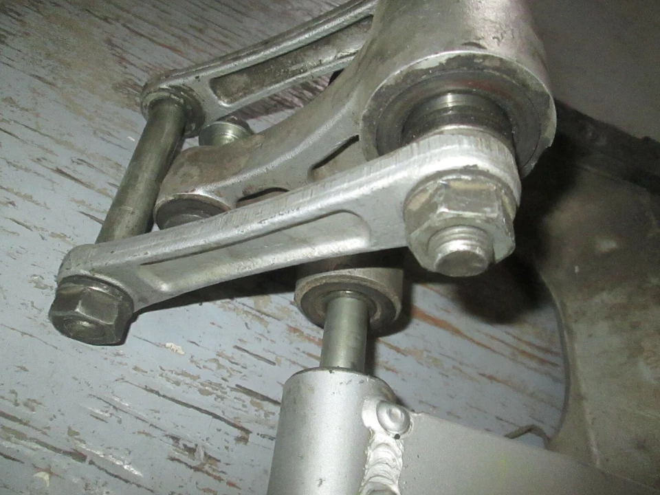 1999  Kawasaki KLR650 rear swingarm , 33001-1278-CE , 1987 - 2007 Foto 3 de 4